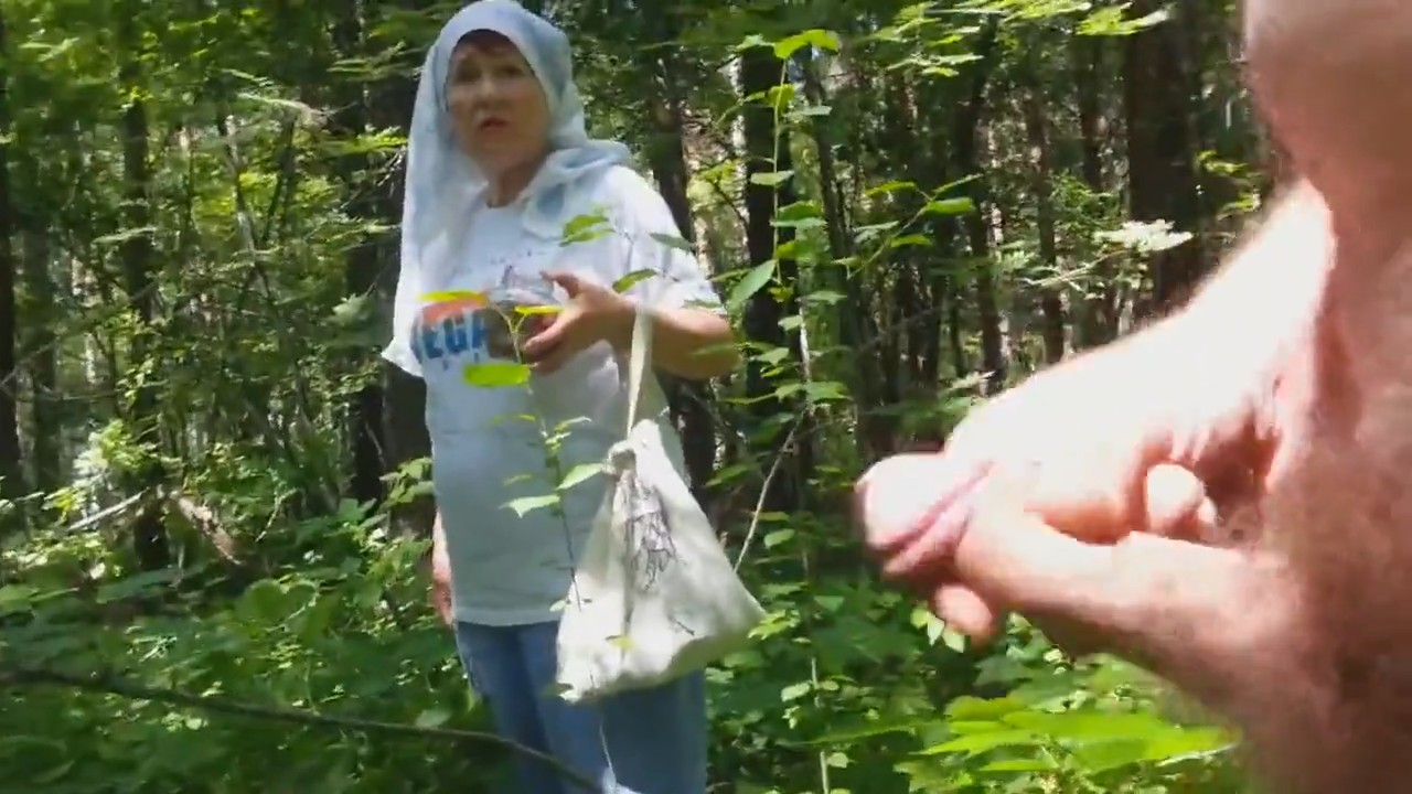 Эксгибиционист дрочит перед бабушкой порно видео онлайн